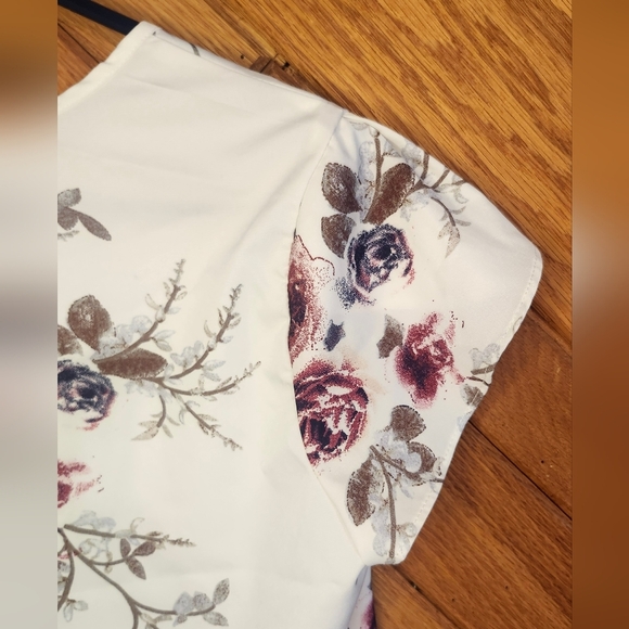 Emery Rose Small White And Floral Airbrush Rose Print Women's Top - Picture 9 of 12